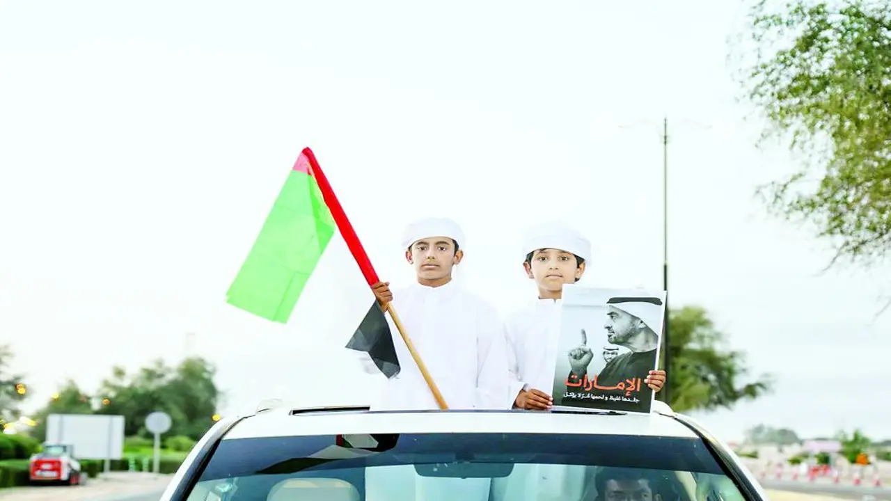 علم الإمارات يزين جنبات الوطن احتفاءً بمبادرة فخورين بالإمارات في مختلف المناطق